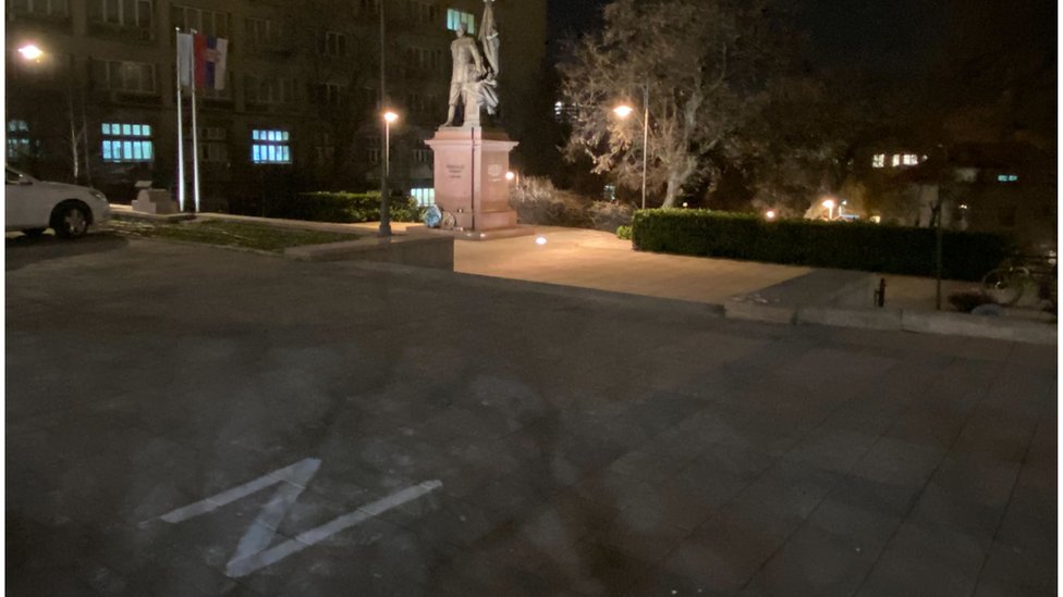Slovo `Z` ispisano je na trotoaru kod spomenika ruskom caru Nikolaju u Beogradu