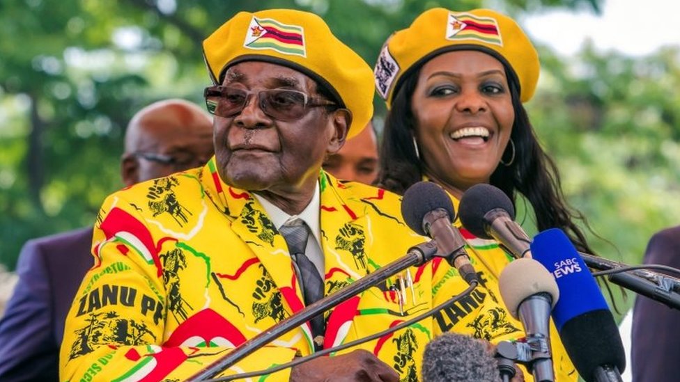 Robert Mugabe y su esposa, Grace Mugabe.