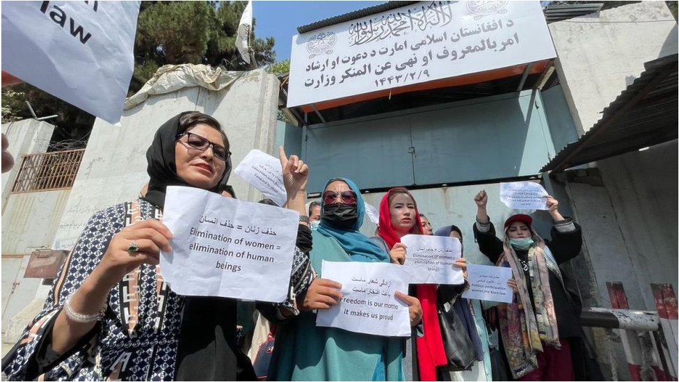 Perempuan berunjuk rasa menentang pembatasan Taliban.