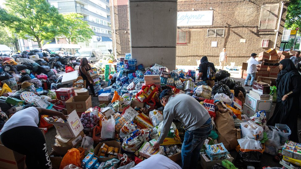 Agua, alimentos, ropa, calzado, juguetes... Las donaciones han invadido varios lugares. Suministros