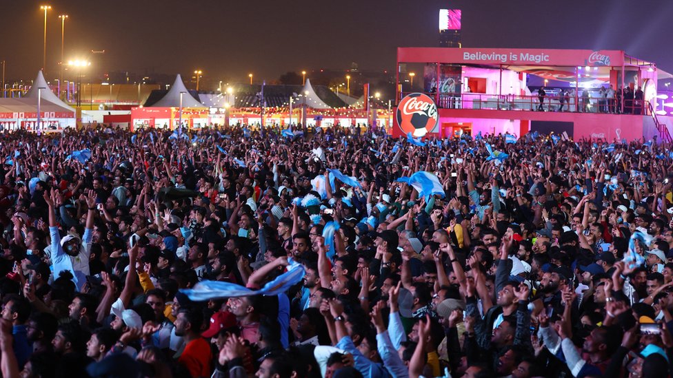 Multidão reunida a noite em evento