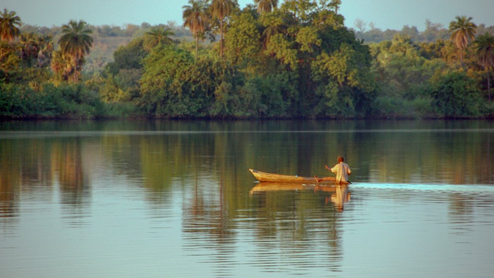Una barca recorre el río Gambia