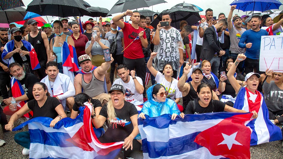 Manifestantes en la autopista Palmetto con banderas de Cuba