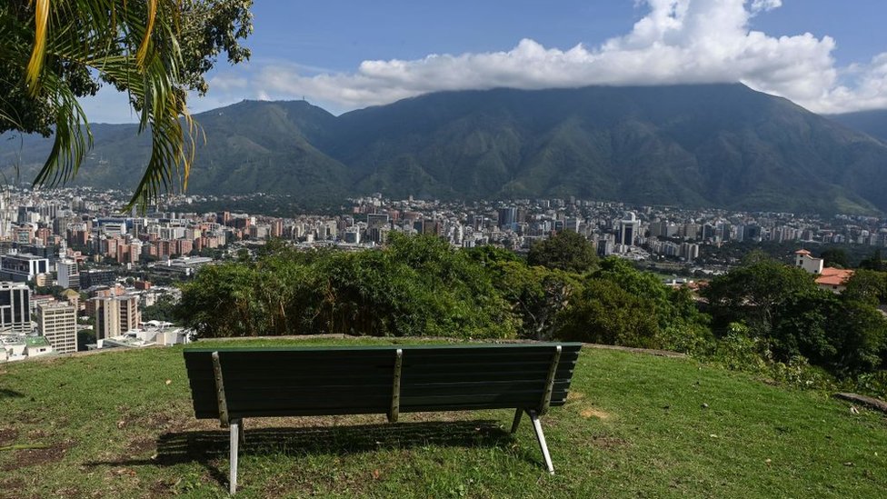 Vista desde la Villa Planchart a El Ávila, la imponente montaña en el norte de Caracas.