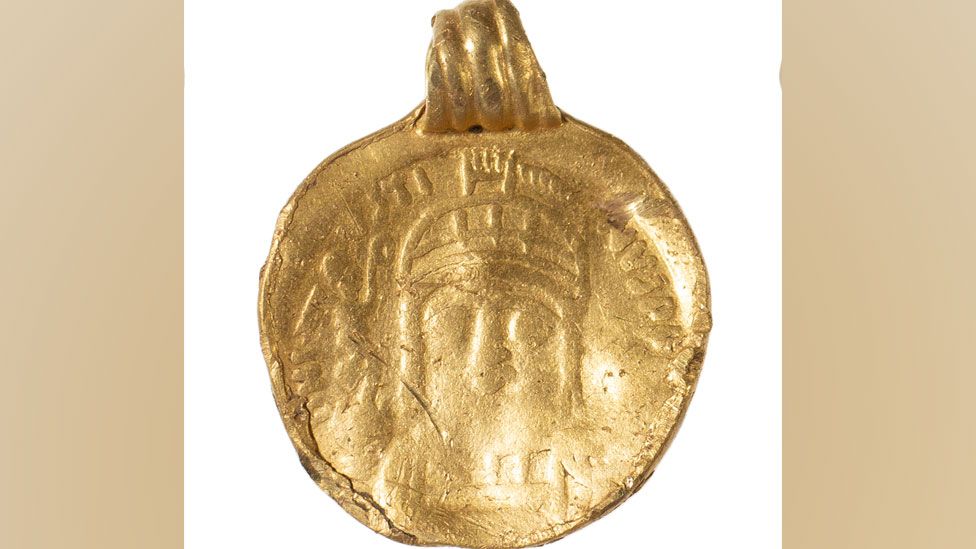 Thaxted gold pendant find sheds light on county's history