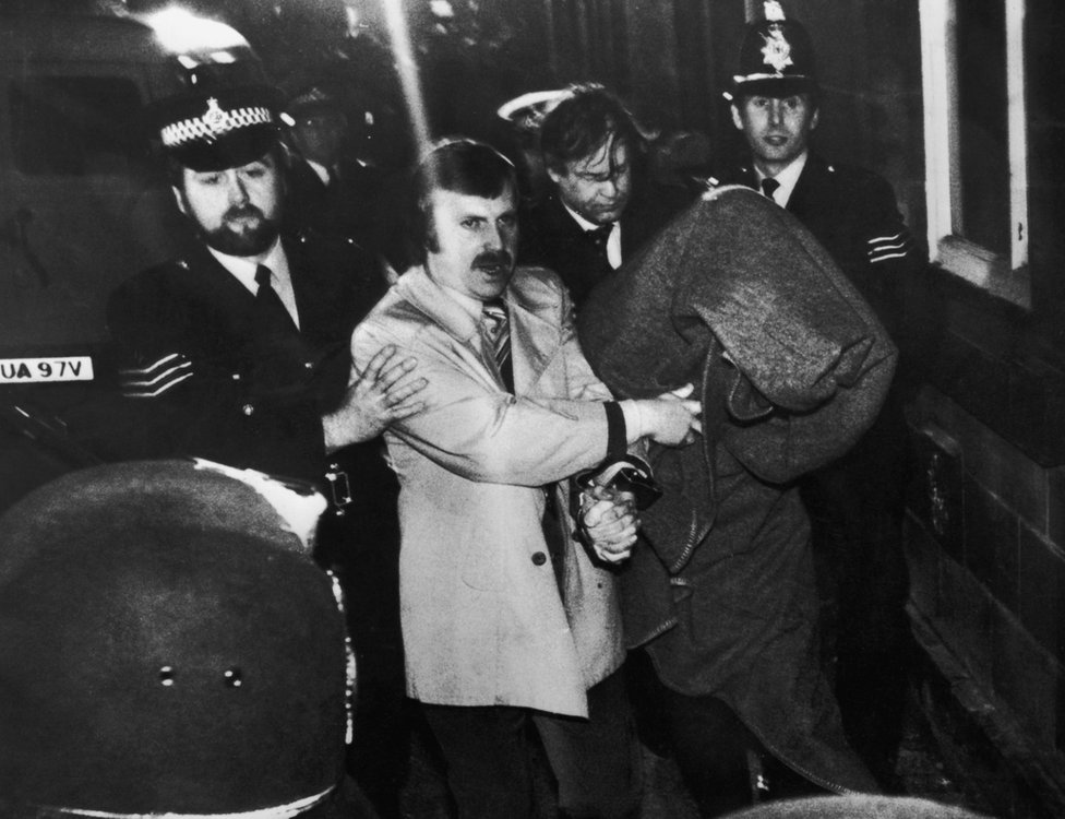 Питер Сатклифф доставлен в магистратский суд Дьюсбери в 1981 году