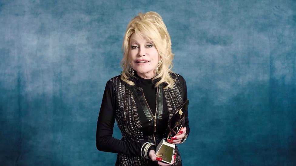 Dolly Parton con un premio Billboard.