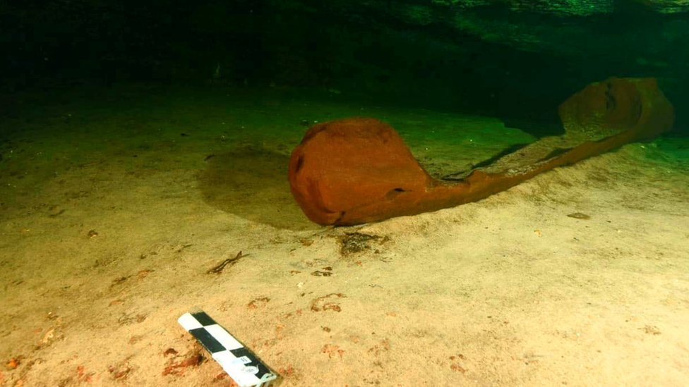 Se cree que la canoa era usada para extraer agua del cenote o depositar ofrendas. Se cree que la canoa era usada para extraer agua del cenote o depositar ofrendas.