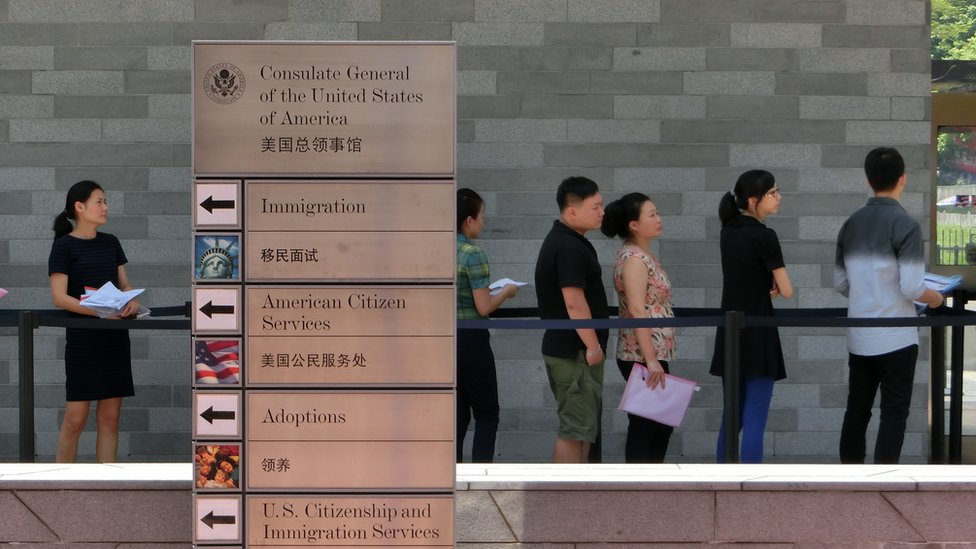 Personas haciendo fila en el consulado de EE.UU. en Guangzhou, China