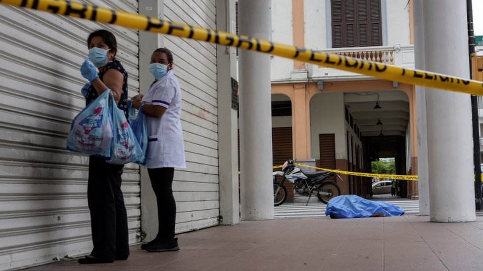Duas mulheres e um cadável ao fundo em Guayaquil