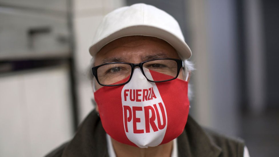 Un hombre con una mascarilla que dice Fuerza Perú