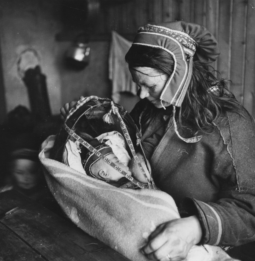 Los sami fueron perseguidos por siglos. En una época el gobierno quemó los sombreros de las mujeres por temor a que estuvieran hechizados. Una mamá sami con su bebé en 1950