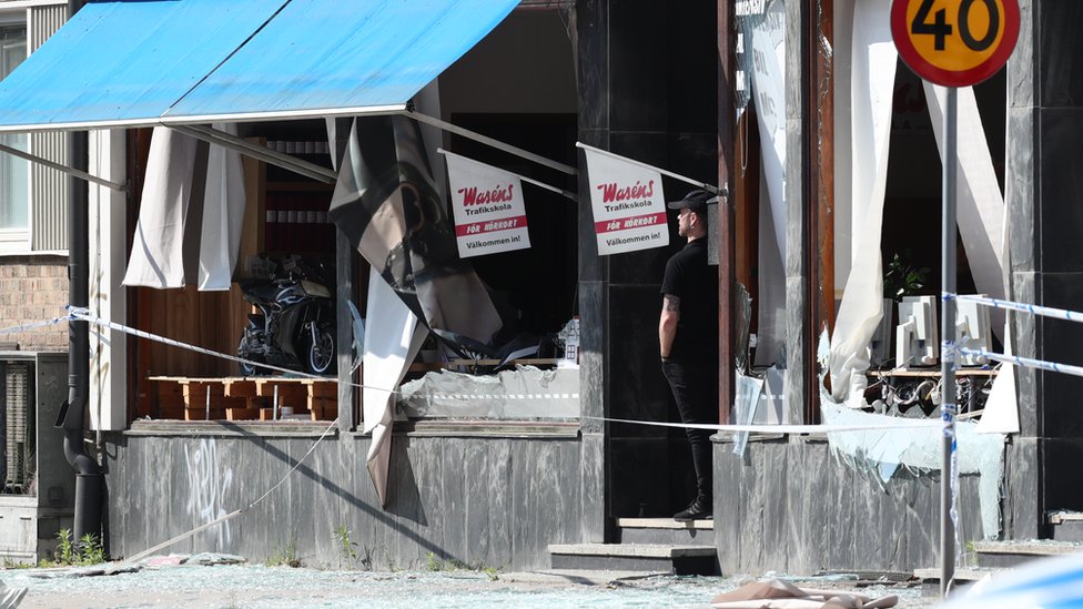 Un edificio dañado que fue golpeado por una explosión el 7 de junio de 2019 en Linkoping, Suecia central.