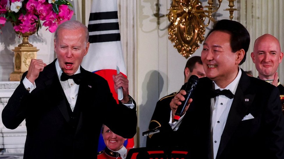 رد فعل الرئيس الأمريكي جو بايدن بينما يغني رئيس كوريا الجنوبية يون سوك يول في عشاء رسمي للدولة.