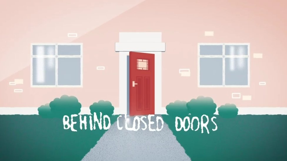 Анимированное изображение входной двери дома с надписью: За закрытыми дверями