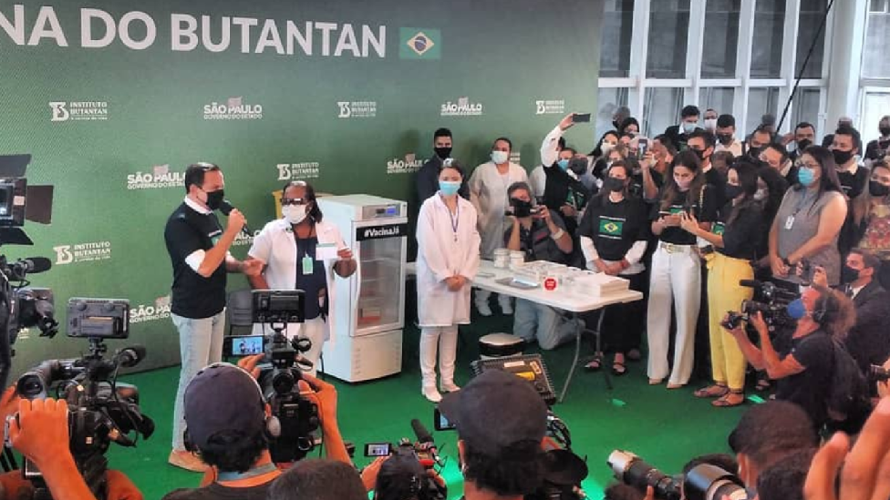 Monica Calazans, primeira pessoa a ser vacinada com a CoronaVac fora dos testes clínicos, ao lado do governador paulista João Doria