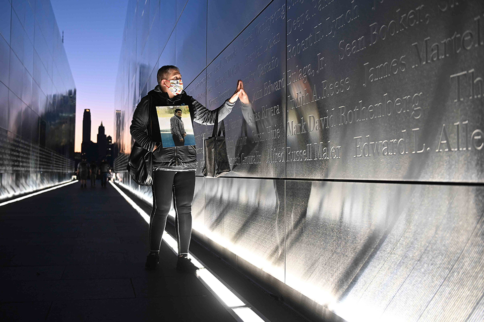 Klaudija Kastano dodiruje ime njenog brata Germana koje je ugravirano na zidu memorijalnog centra Prazno nebo 9/11 u parku Liberti stejt u Nju Džersiju, na 20. godišnjicu terorističkog napada.