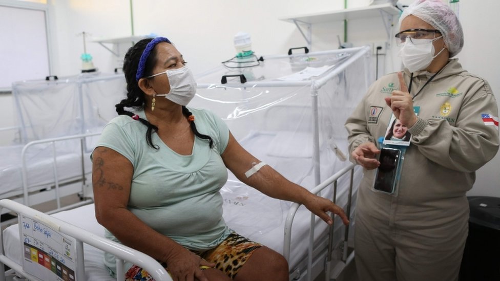 Медицинский работник оказывает помощь пациенту с Covid-19 в муниципальной больнице Жилберто Новаес в Манаусе, Бразилия