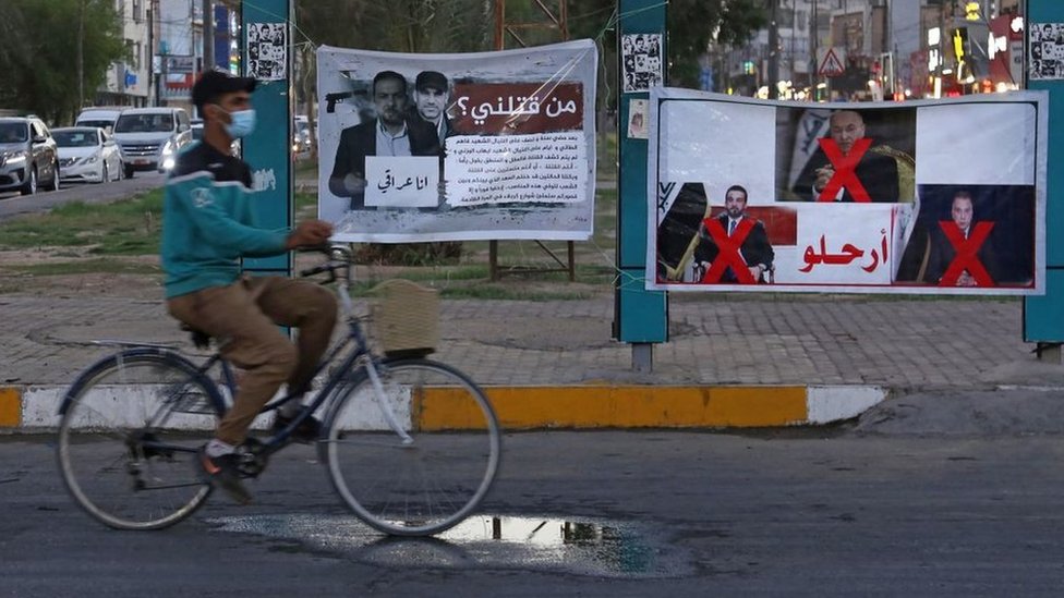 لافتة في كربلاء تحمل صورة الناشط المقتول إيهاب الوزني كتب عليها: "من قتلني؟"