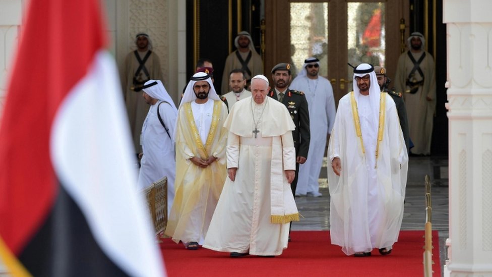 كان يرافق البابا في تفقده لحرس الشرف ولي العهد الإماراتي محمد بن زايد آل نهيان، وحاكم دبي حمد بن راشد آل مكتوم
