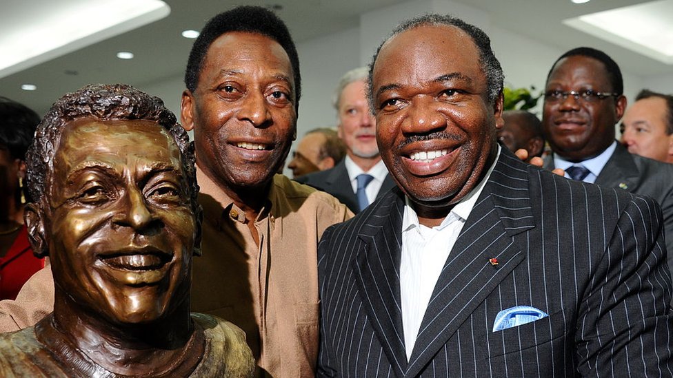 بيليه مع رئيس الغابون علي بونغو عند إزاحة الستار عن تمثاله في عام 2012