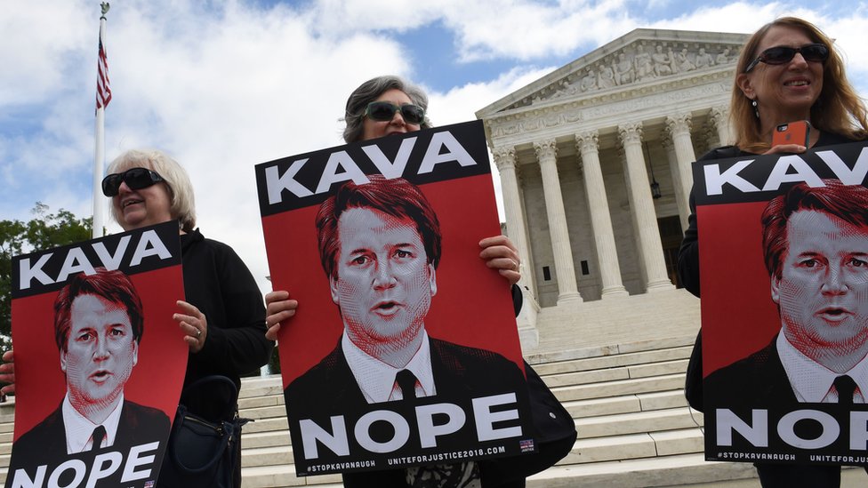Mujeres protestan contra Brett Kavanaugh frente a la sede de la Corte Suprema de Estados Unidos en Washington DC