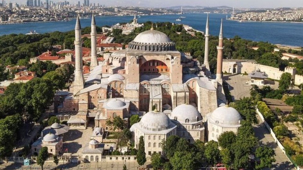 يتهم البعض الرئيس أردوغان بأنه يحاول "الهروب من أزماته الداخلية" بإثارة الجدل حول متحف آيا صوفيا