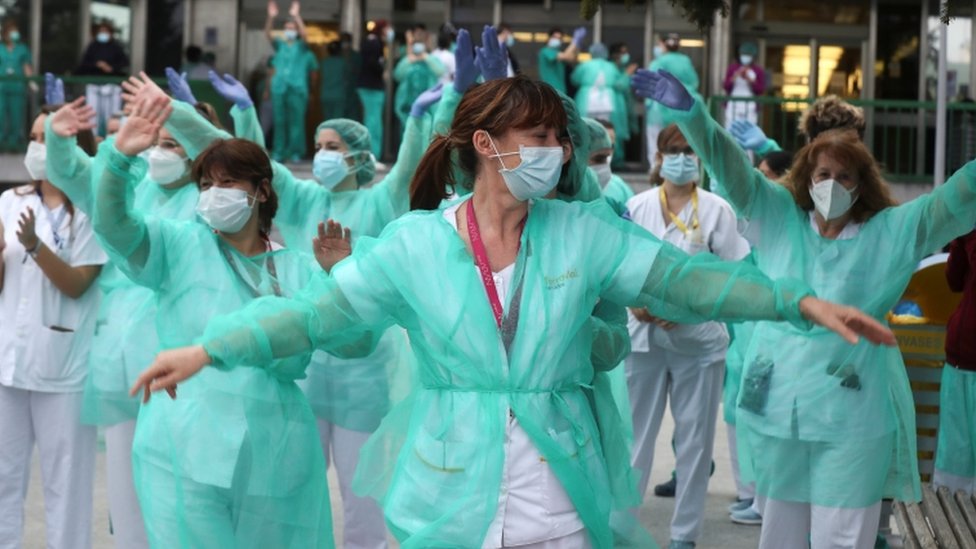 Медицинские работники реагируют на ночные аплодисменты в восемь часов в больнице 12 октября