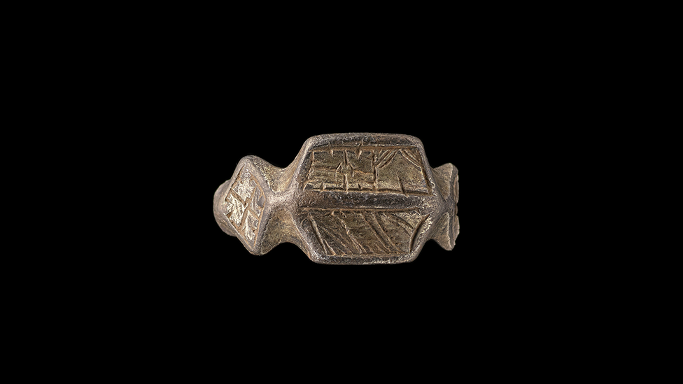 Средневековое позолоченное серебряное кольцо, найденное в Килкаине, Флинтшир