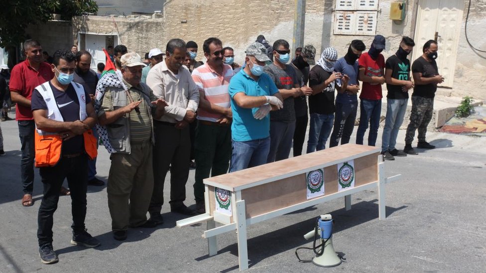 فلسطينيون يقيمون صلاة جنازة رمزية على الجامعة العربية