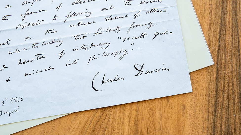 La firma de Charles Darwin en el documento