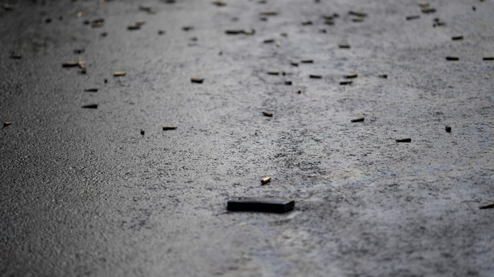 Гробы с пулями видны на земле на месте преступления после того, как министр общественной безопасности Мехико Омар Гарсия Харфух был ранен в результате нападения в Мехико 26 июня 2020 г.