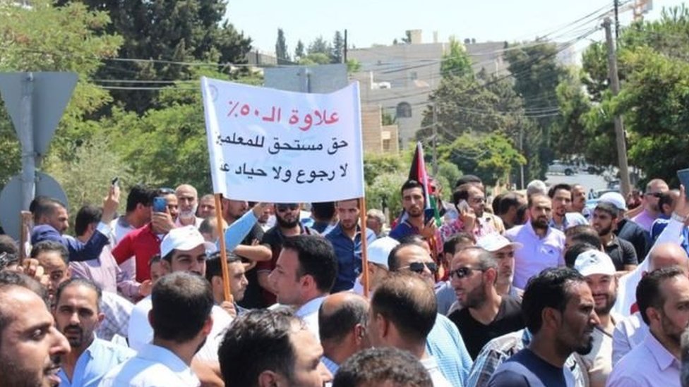 تظاهر المعلمون العام الماضي للمطالبة بزيادة رواتبهم لمواجهة الغلاء