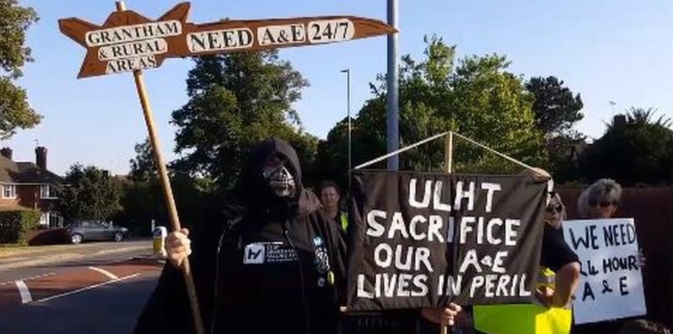 Протестующий одет как мрачный жнец возле Grantham A&E