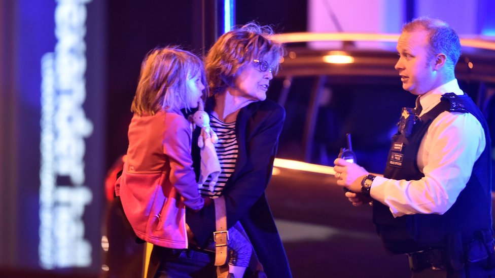 Peatones en el Puente de Londres Peatones en el Puente de Londres