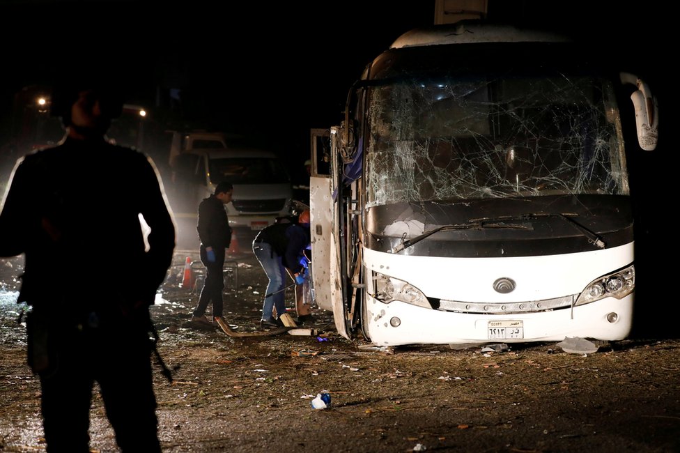 Полицейские осматривают место взрыва автобуса в Гизе, Египет, 28 декабря 2018 г.