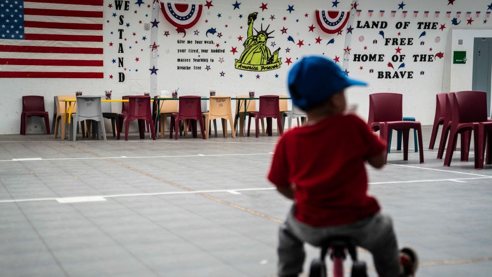 Un niño migrante juega en un gimnasio en el Centro Residencial Familiar del Sur de Texas en 2019.