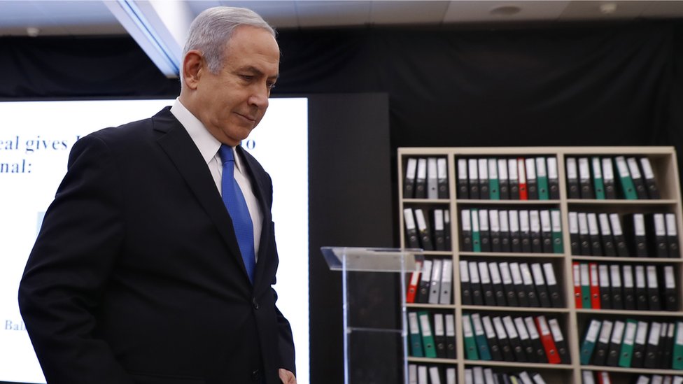Benjamin Netanyahu antes de dirigirse a los medios el 30 de abril
