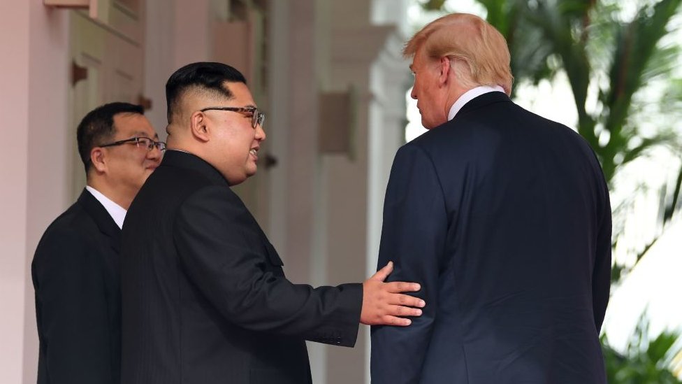 Лидер Северной Кореи Ким Чен Ын (Ким Чен Ын) жестикулирует во время встречи с президентом США Дональдом Трампом (справа)