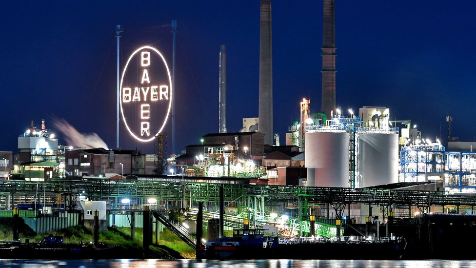 Вид со стороны реки на химическую корпорацию Bayer в Леверкузене, Германия