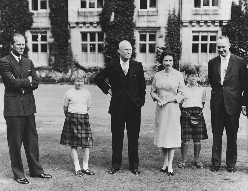 El presidente Eisenhower con la reina y el príncipe Felipe en el castillo de Balmoral en septiembre de 1959