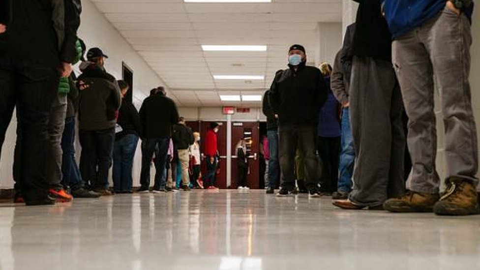 Warga di Louisville, Kentucky antre di satu sekolah yang dijadikan TPS.
