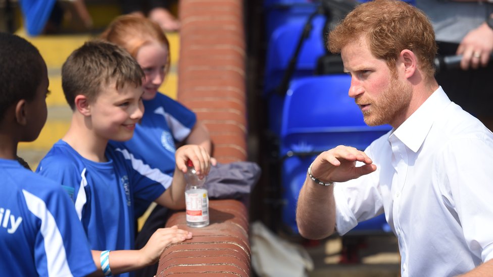 Принц Гарри болтает со школьниками во время своего визита на стадион Хедингли Карнеги