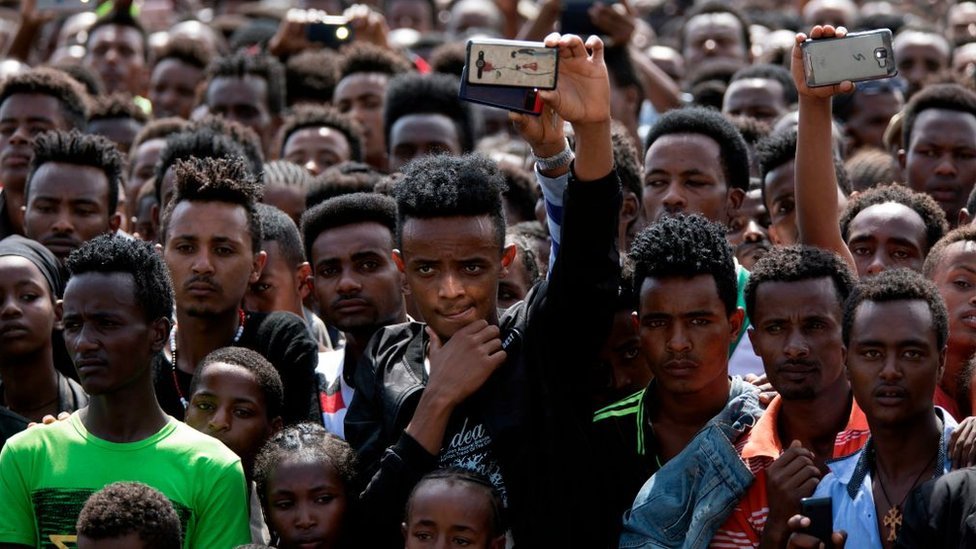 Люди собираются на митинг нового премьер-министра Эфиопии в Амбо, примерно в 120 км к западу от Аддис-Абебы, Эфиопия, 11 апреля 2018 г.