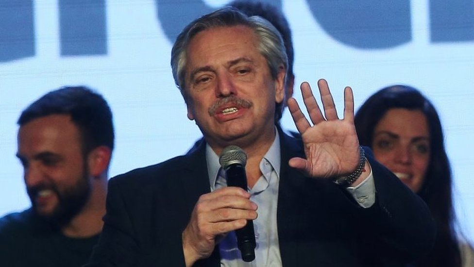 Кандидат в президенты Альберто Фернандес выступает на первичных выборах