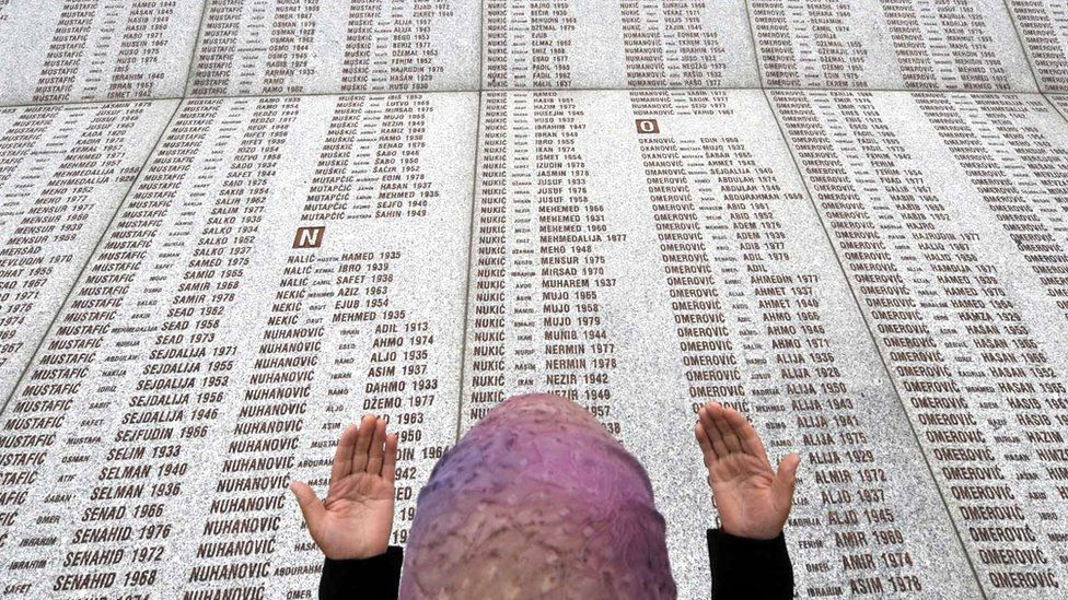 Bosna'nın Srebrenitza kasabasında 8 bine yakın Bosnalı Müslüman sivil öldürüldü