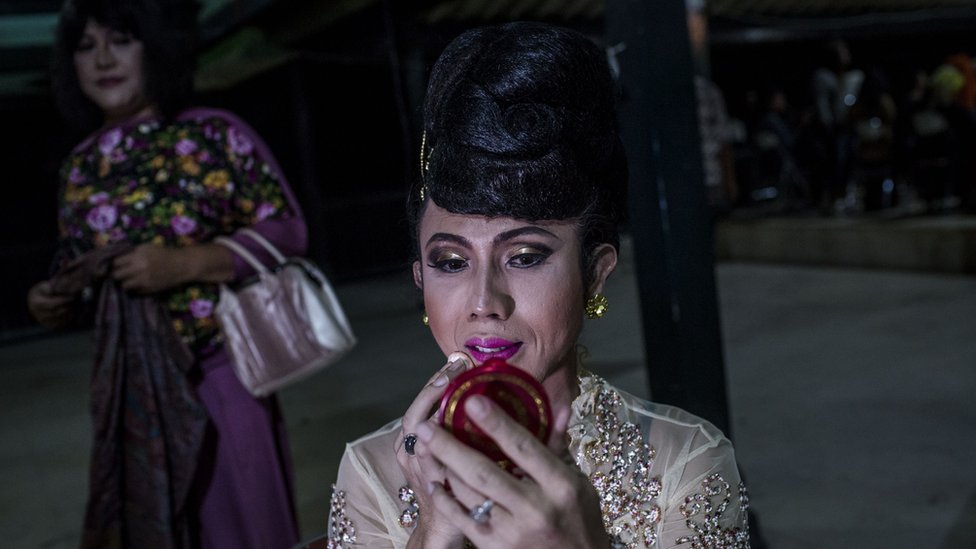 El colectivo transgénero se enfrenta a una fuerte discriminación en Indonesia Miembro de una comunidad transgénero de Indonesia.