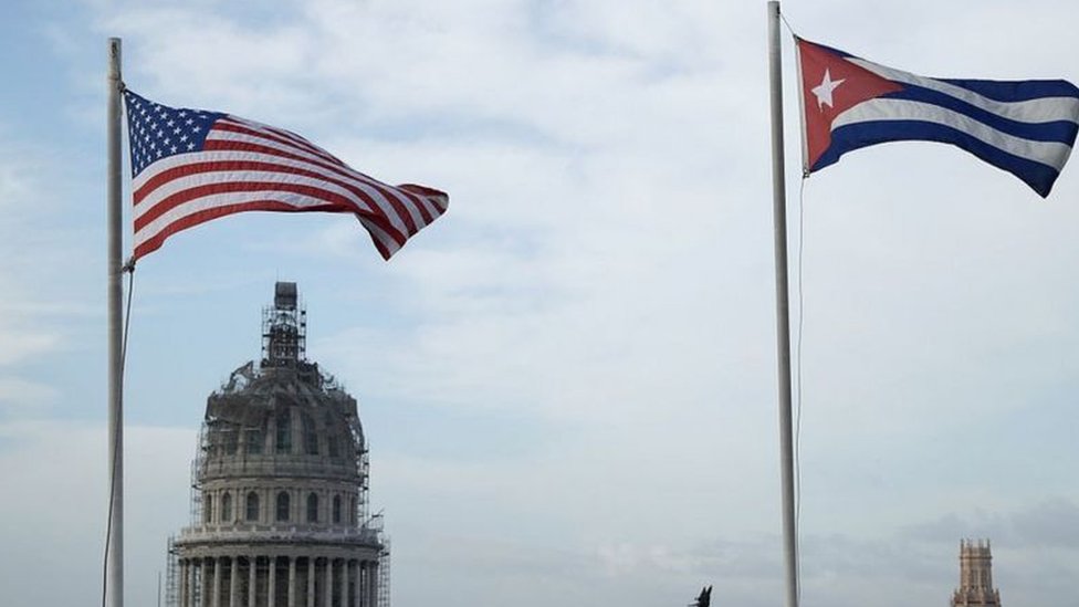 Bandeiras dos EUA e de Cuba