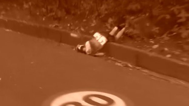 Annemiek van Vleuten caída no asfalto durante a prova na Rio 2016
