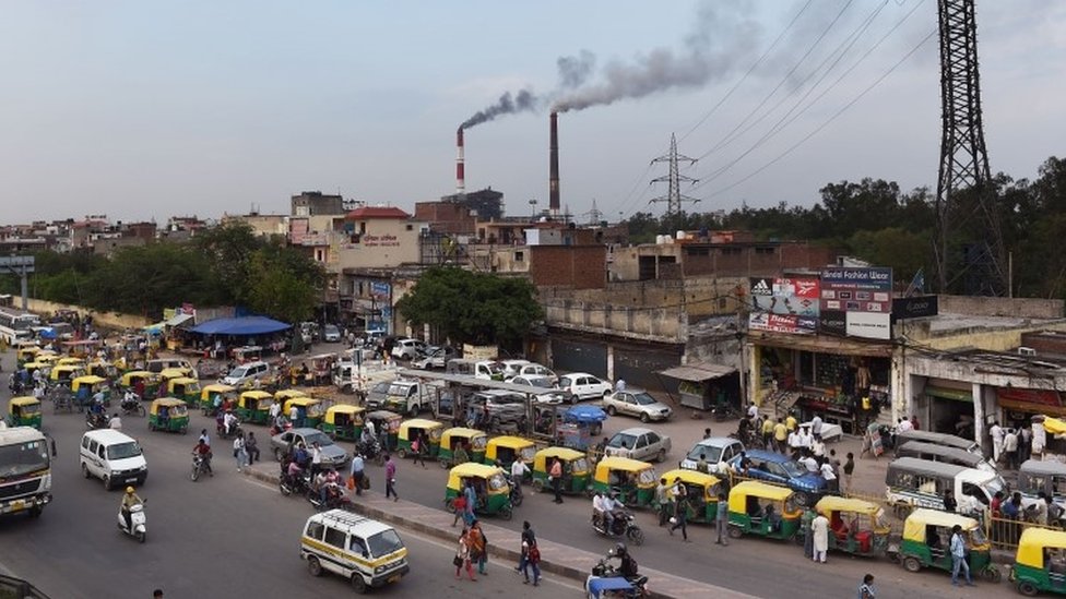 Дымовые клубы из двух дымовых труб на угольной термальной станции Бадарпур в Нью-Дели.